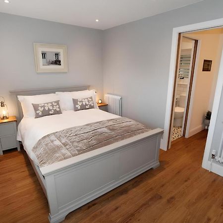 Tucked Away, Beach Access Sleeps 4 The Mumbles Bagian luar foto