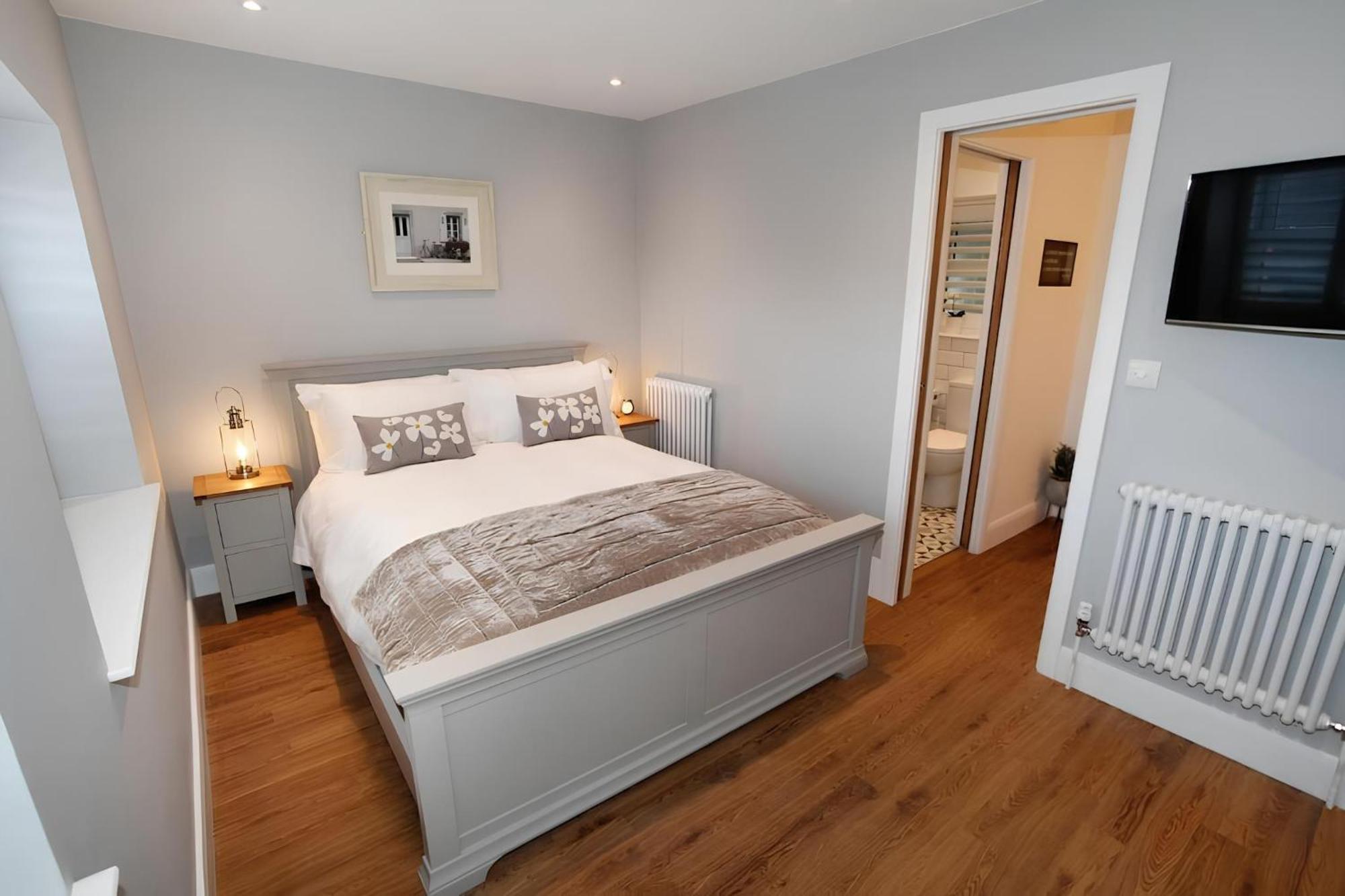 Tucked Away, Beach Access Sleeps 4 The Mumbles Bagian luar foto